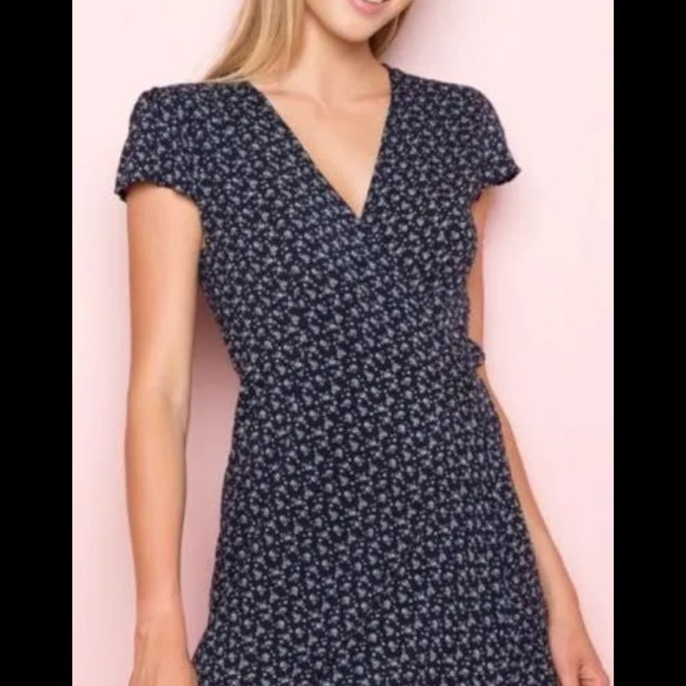 BRANDY MELVILLE WRAP DRESS ROBBIE